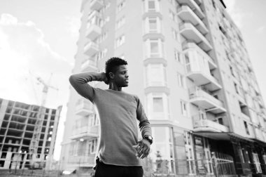 Yakışıklı ve çekici bir Afrikalı-Amerikalı adam yanında poz 