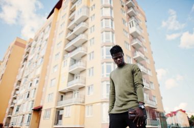 Yakışıklı ve çekici bir Afrikalı-Amerikalı adam yanında poz 