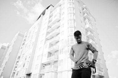 Yakışıklı ve çekici bir Afrikalı-Amerikalı adam yanında poz 