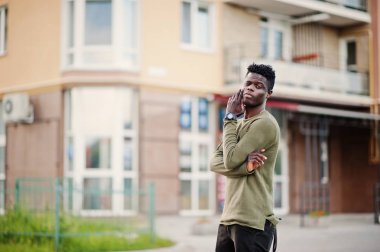 Yakışıklı ve çekici bir Afrikalı-Amerikalı adam yanında poz 