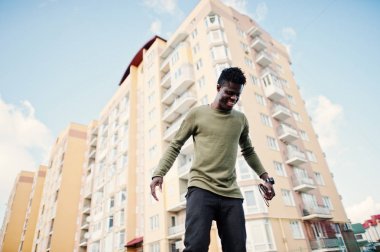 Yakışıklı ve çekici bir Afrikalı-Amerikalı adam yanında poz 