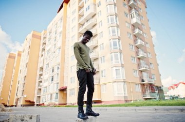 Yakışıklı ve çekici bir Afrikalı-Amerikalı adam yanında poz 