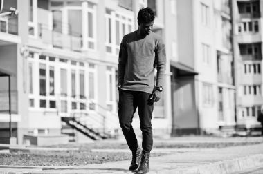 Yakışıklı ve çekici bir Afrikalı-Amerikalı adam yanında poz 