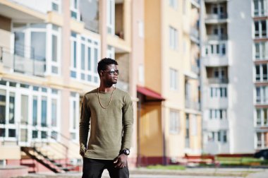 Yakışıklı ve çekici Afrikalı-Amerikalı adam posin güneş gözlüğü