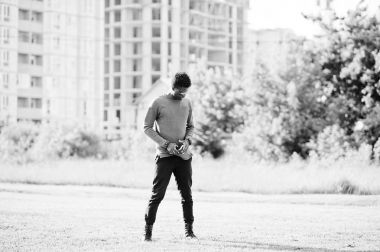 Yakışıklı ve çekici Afrikalı-Amerikalı adam posin güneş gözlüğü