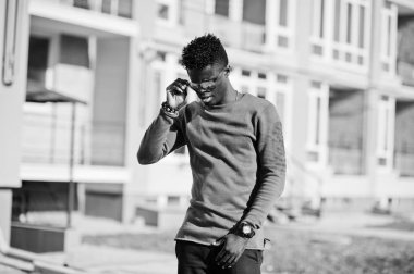 Yakışıklı ve çekici Afrikalı-Amerikalı adam posin güneş gözlüğü