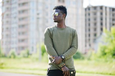 Yakışıklı ve çekici Afrikalı-Amerikalı adam posin güneş gözlüğü