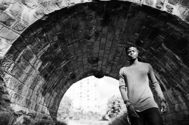 Casual giyim poz içinde yakışıklı genç Afro-Amerikan çocuk bir