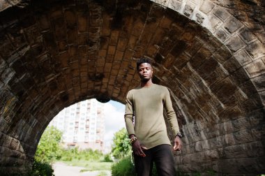 Casual giyim poz içinde yakışıklı genç Afro-Amerikan çocuk bir