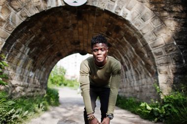 Casual giyim poz içinde yakışıklı genç Afro-Amerikan çocuk bir