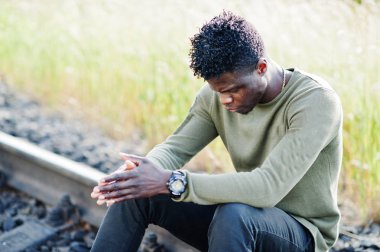 Oturma ve demiryolu poz serin siyah Afrika kökenli Amerikalı adam