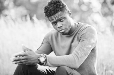 Oturma ve demiryolu poz serin siyah Afrika kökenli Amerikalı adam