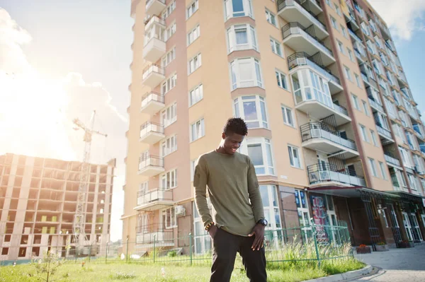 Przystojny i atrakcyjny mężczyzna african american pozowanie obok — Zdjęcie stockowe