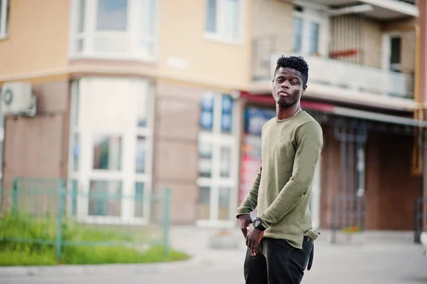 Bonito e atraente homem afro-americano posando ao lado do — Fotografia de Stock