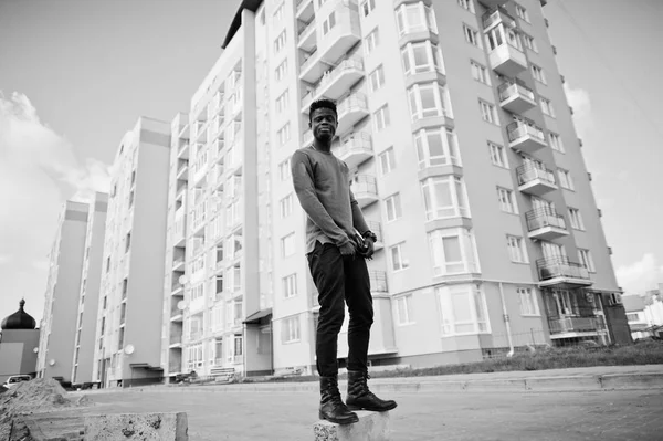 Bonito e atraente homem afro-americano posando ao lado do — Fotografia de Stock