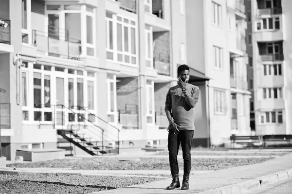 Hombre afroamericano guapo y atractivo posando al lado de la — Foto de Stock