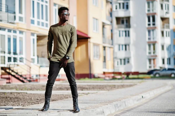 Hombre afroamericano guapo y atractivo en gafas de sol posin —  Fotos de Stock