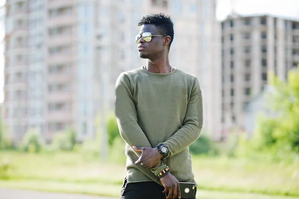 Hombre afroamericano guapo y atractivo en gafas de sol posin —  Fotos de Stock