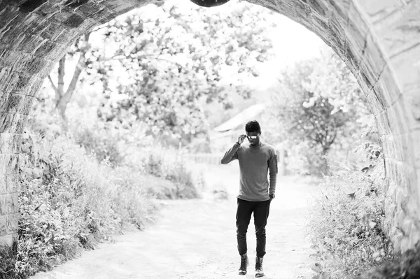 Beau jeune afro-américain guy dans casual vêtements et sungl — Photo