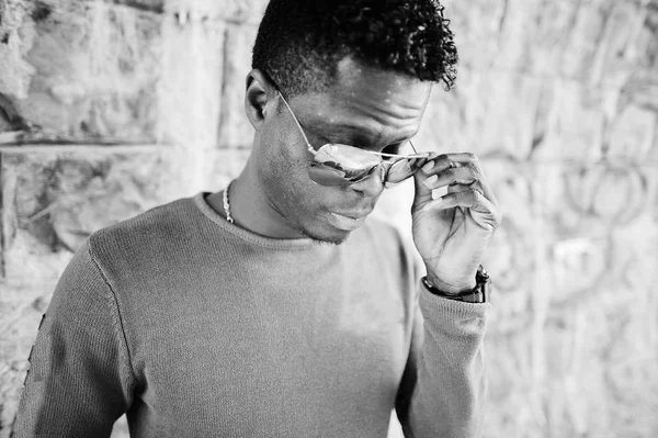 Schöner junger afrikanisch-amerikanischer Kerl in lässiger Kleidung und Sonnenbrille — Stockfoto