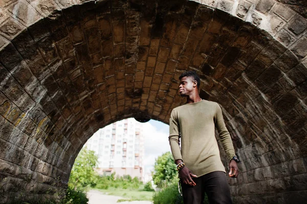 Bonito jovem afro-americano cara em roupas casuais posando um — Fotografia de Stock