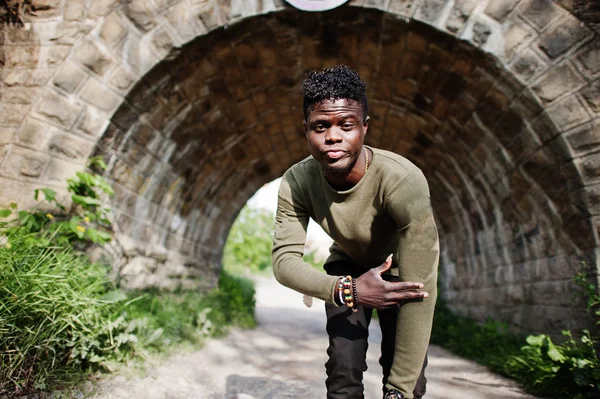 Όμορφος νεαρός αφρικανική αμερικανική σε casual ένδυσης θέτουν ένα — Φωτογραφία Αρχείου