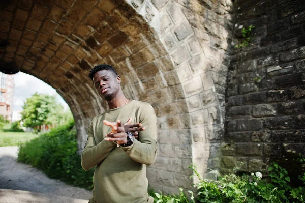 Knappe jonge Afro-Amerikaanse jongen in casual kleding poseren een — Stockfoto