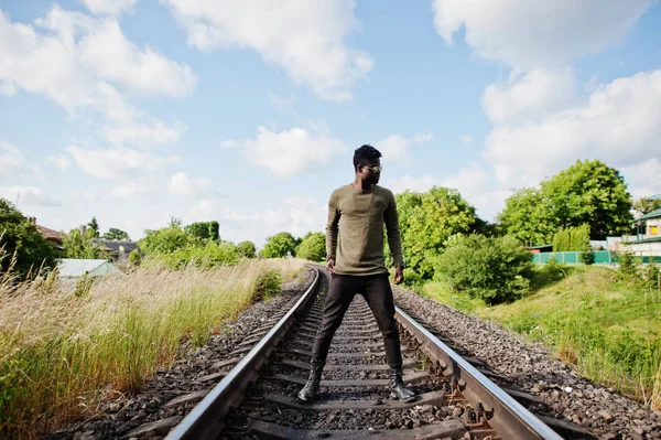 Hűvös fekete afrikai amerikai férfi, napszemüveg, gyaloglás és pózol — Stock Fotó