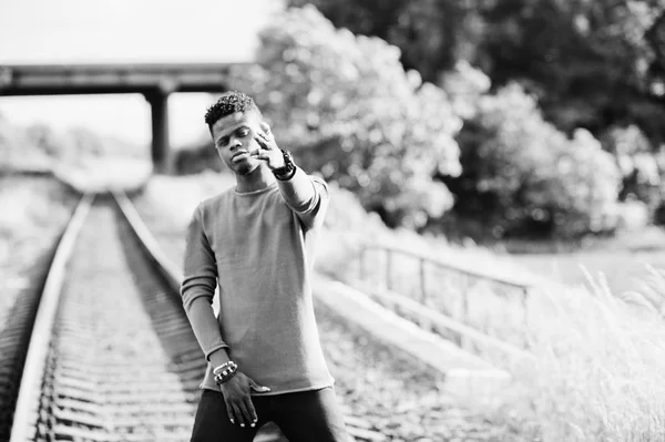 Fresco negro africano americano hombre caminando y posando en ferrocarril en —  Fotos de Stock