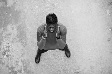 Çekici genç Afro-Amerikan adam ayakta rahat kıyafetler içinde