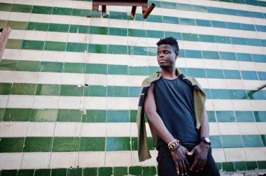 Çekici genç Afro-Amerikan herif casual giyim duruyorum