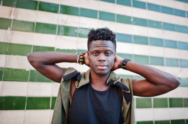 Çekici genç Afro-Amerikan herif casual giyim duruyorum