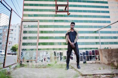 Çekici genç Afro-Amerikan herif casual giyim duruyorum