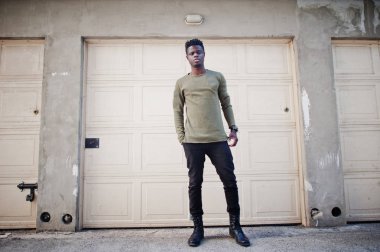 Poz çekici siyah Afrika Amerikalı adam portresi ve 