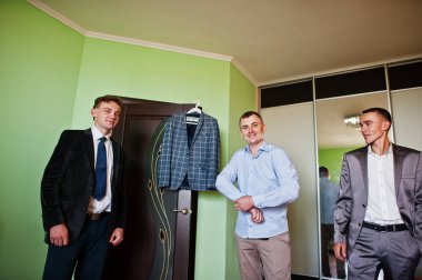 Sağdıçlar odasında onun düğün için hazır olmak için bir damat yardım.