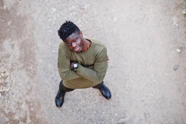 Привлекательный молодой африканский американец в повседневной одежде стоит — стоковое фото