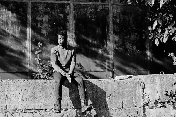 Portréja egy fekete afro-amerikai srác ül a régi betonból — Stock Fotó