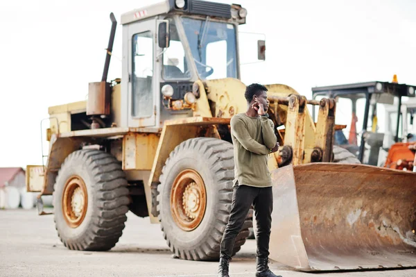 Portret van een aantrekkelijke zwarte Afro-Amerikaanse man volgende poseren — Stockfoto