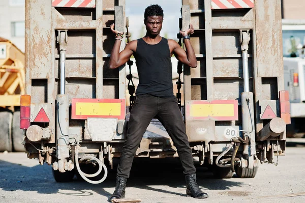 Retrato de um atraente negro afro-americano posando em seguida — Fotografia de Stock