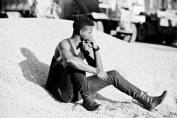 Привабливий чорношкірий афроамериканський хлопець у чорній сорочці для м'язів — стокове фото