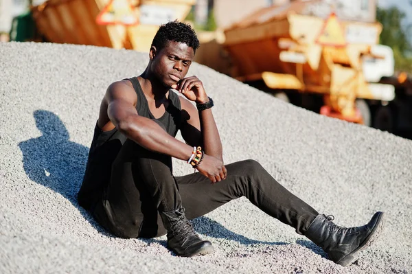 Attractive black african american guy in black muscle shirt posi — Stock Photo, Image