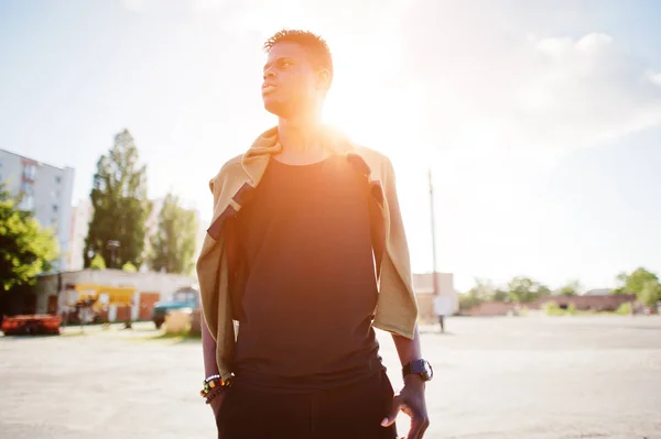 Retrato de un chico afroamericano guapo en negro músculo shir —  Fotos de Stock