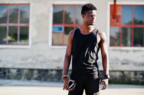 Retrato de un chico afroamericano guapo en negro músculo shir — Foto de Stock