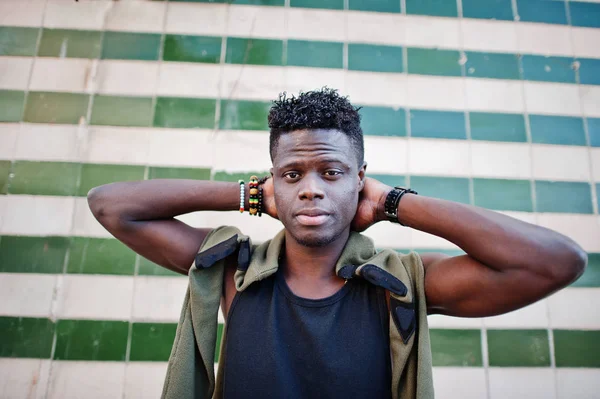 Attraktiver junger afrikanisch-amerikanischer Kerl in lässiger Kleidung — Stockfoto