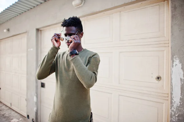 Retrato de un atractivo hombre afroamericano negro en gafas de sol — Foto de Stock