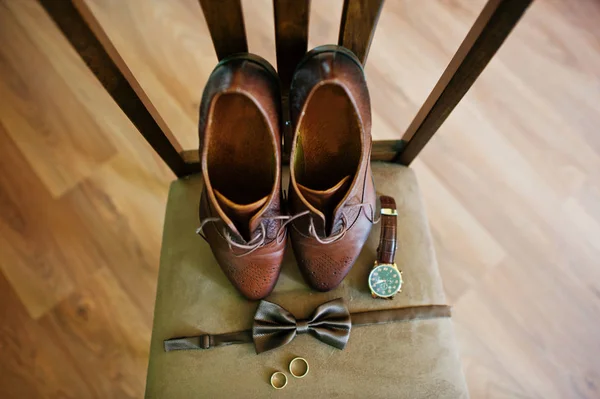 Groom's shoes, bow tie, rings and a watch for the wedding ceremo — Stock Photo, Image