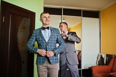 Sağdıç Damat Düğün için giyinmek yardımcı olur..