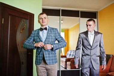 Sağdıç Damat Düğün için giyinmek yardımcı olur..