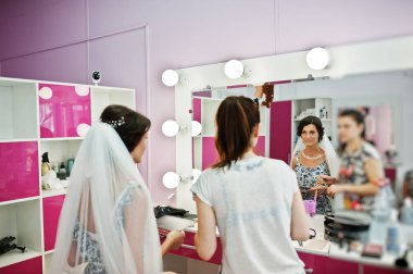 Güzel gelin ona bir makyaj ve ha düğün için hazırlanıyor