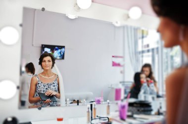 Güzel gelin ona bir makyaj ve ha düğün için hazırlanıyor